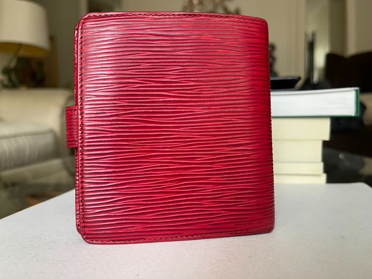 Louis Vuitton แท้ กระเป๋าสตางค์แบบ Compact หนังแท้ epi ลายไม้สีแดง สภาพดีเยี่ยมจริงครับ ลายไม้คม สีอ่อน-เข้มชัดเจน+++ รูปที่ 2