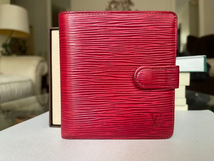 Louis Vuitton แท้ กระเป๋าสตางค์แบบ Compact หนังแท้ epi ลายไม้สีแดง สภาพดีเยี่ยมจริงครับ ลายไม้คม สีอ่อน-เข้มชัดเจน+++