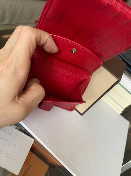 Louis Vuitton แท้ กระเป๋าสตางค์แบบ Compact หนังแท้ epi ลายไม้สีแดง สภาพดีเยี่ยมจริงครับ ลายไม้คม สีอ่อน-เข้มชัดเจน+++ รูปที่ 5