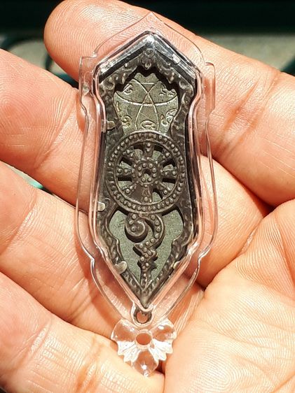 พระพุทธ 25 ศตวรรษ เนื้อชินตะกั่ว ไม่มีเข็ม ปี 2500 หน้าตาติดชัด พระสวยงาม คมชัด สภาพสวยเก่า เดิมๆ ไม่แข็งกระด้าง ผิวเดิมๆ เก่าตามธรรมชาติ เป รูปที่ 5