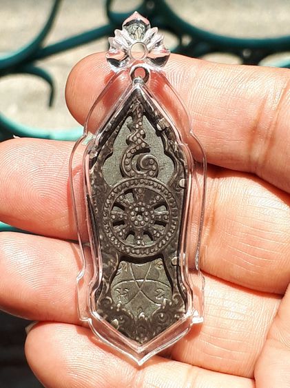 พระพุทธ 25 ศตวรรษ เนื้อชินตะกั่ว ไม่มีเข็ม ปี 2500 หน้าตาติดชัด พระสวยงาม คมชัด สภาพสวยเก่า เดิมๆ ไม่แข็งกระด้าง ผิวเดิมๆ เก่าตามธรรมชาติ เป รูปที่ 2