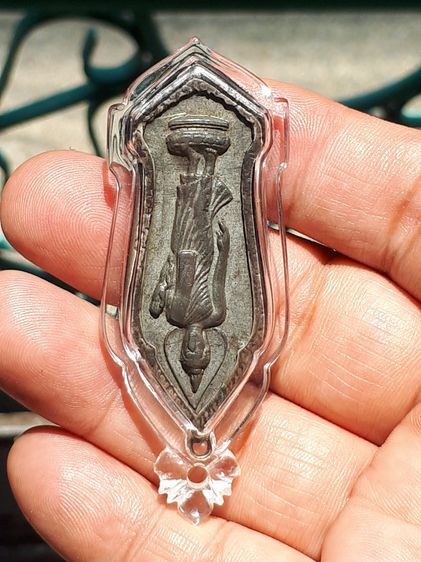 พระพุทธ 25 ศตวรรษ เนื้อชินตะกั่ว ไม่มีเข็ม ปี 2500 หน้าตาติดชัด พระสวยงาม คมชัด สภาพสวยเก่า เดิมๆ ไม่แข็งกระด้าง ผิวเดิมๆ เก่าตามธรรมชาติ เป รูปที่ 4