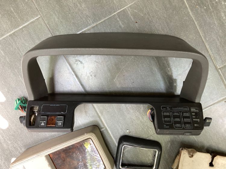 Daimler Jaguar XJ40 XJ6 กระจังหน้า โช๊คฝาโปรง คอนโซล ลายไม้ ไฟเพดาน ของแท้  รูปที่ 3