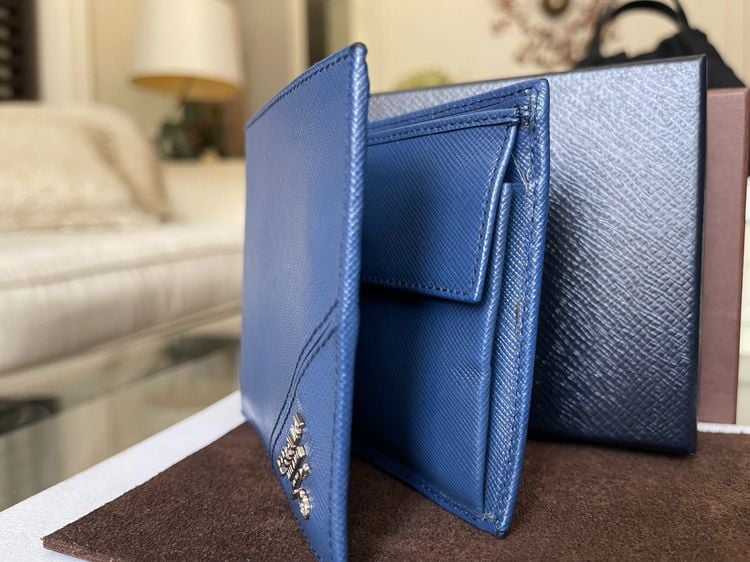 Prada แท้ กระเป๋าสตางค์ ใบสั้นแบบ 2 พับ หนัง Saffiano สีน้ำเงิน Royal Blue สภาพ like new มีกล่องการ์ด++++ รูปที่ 5