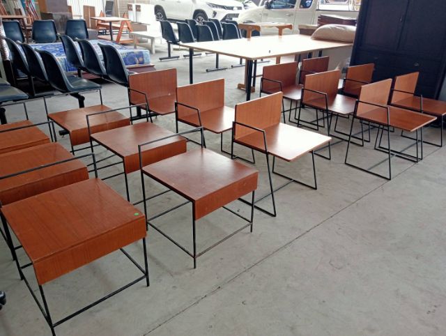 เก้าอี้ไม้โมเดิร์นโครงเหล็ก จำนวน 40 ตัวขายปลีกตัวละ 350 ถึง 400 บาทเหมา 40 ตัวเพียง 10000 บาทเท่านั้น