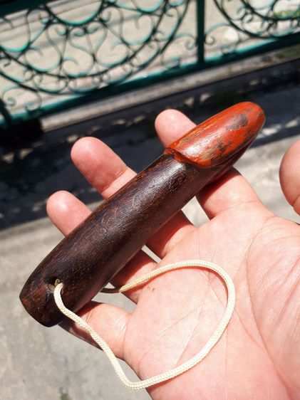 ปลัดขิก ขนาด 4 นิ้ว จารมือ และยันต์วงกลม เนื้อไม้ มีรู แห้ง เก่า แท้ ทาสีแดง ไม่รู้ที่ ปลัดขิก ว่ามีพุทธคุณด้านใดนั้นอาจจะกล่าวได้ขึ้นอยู่กั รูปที่ 4