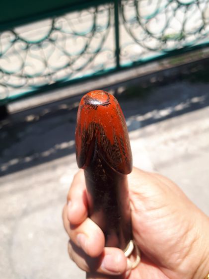 ปลัดขิก ขนาด 4 นิ้ว จารมือ และยันต์วงกลม เนื้อไม้ มีรู แห้ง เก่า แท้ ทาสีแดง ไม่รู้ที่ ปลัดขิก ว่ามีพุทธคุณด้านใดนั้นอาจจะกล่าวได้ขึ้นอยู่กั รูปที่ 7