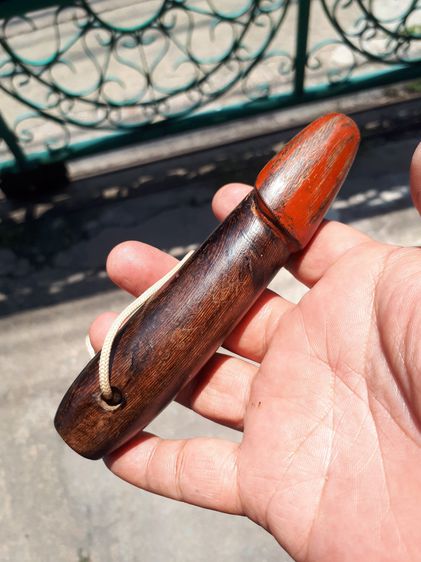 ปลัดขิก ขนาด 4 นิ้ว จารมือ และยันต์วงกลม เนื้อไม้ มีรู แห้ง เก่า แท้ ทาสีแดง ไม่รู้ที่ ปลัดขิก ว่ามีพุทธคุณด้านใดนั้นอาจจะกล่าวได้ขึ้นอยู่กั รูปที่ 2