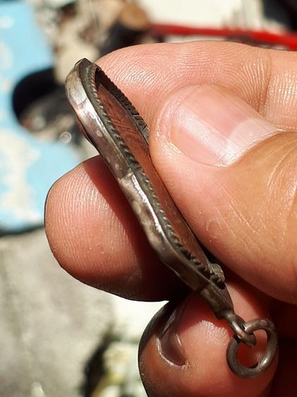 เหรียญรุ่นแรก หลวงปู่เอี่ยม วัดหนัง ปี 2469 เนื้อทองแดง ยันต์สี่ เหรียญบาง ผิวเดิม พิมพ์คมชัด เก่า แท้ หายาก สภาพสวยมากๆ เลี่ยมจับขอบแบบโบรา รูปที่ 5