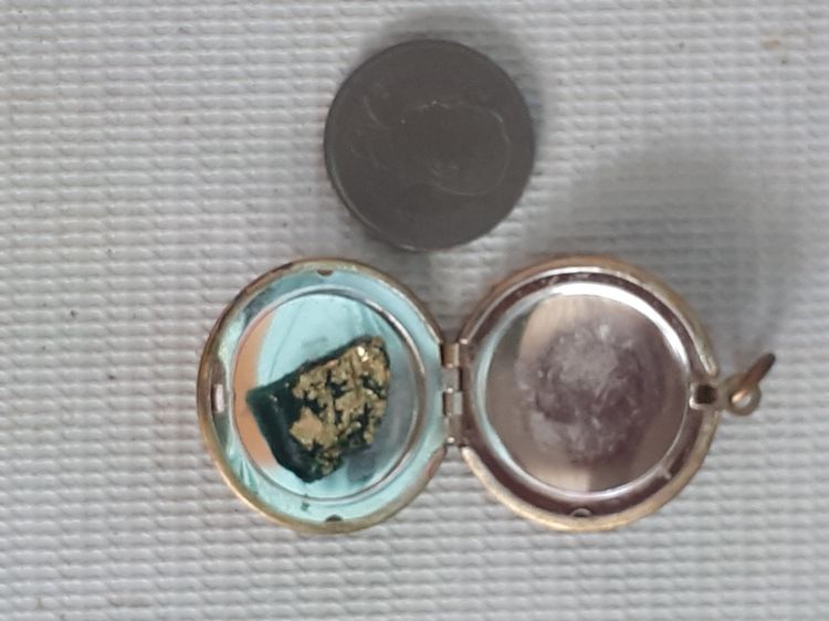 สีผึ้งเขียวมหาเสน่ห์ ลพ.ทาบ วัดกระบกขึ้นผึ้ง จังหวัดระยอง และตลับเงิน เปิดได้ หนา เงินแท้ เก่า หายาก สั่งทำมาประมาณยี่สิบปีแล้ว  สีผึ้งเขียว รูปที่ 10