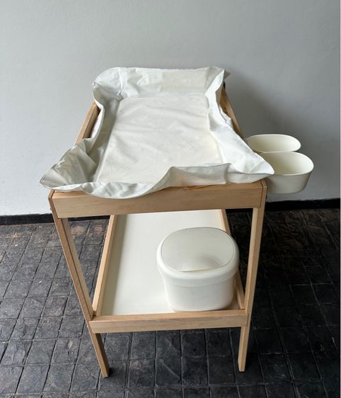 โต๊ะเปลี่ยนผ้าอ้อม IKEA พร้อมเบาะรองนอน ตะกร้า และ ถังขยะ
