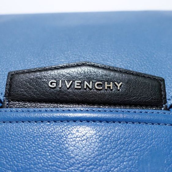 Used GIVENCHY
" Tri Color Leather Antigona Envelope Clutch " รูปที่ 2