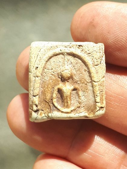 ชิ้นส่วน พระสมเด็จ บางขุนพรหม พิมพ์หูยานฐานแซม หักครึ่ง ไม่โดนองค์พระ ชิ้นกะทัดรัด เนื้อมีมวลสาร และคราบกรุ ดูง่าย เก่า แท้ หายากมากๆ