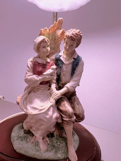 Antique  figurine table lamps  งานแบรนด์ยุโรปนำเข้า  โคมไฟ รูปปั้นคู่รักกำลังพรอดรัก  รูปที่ 3