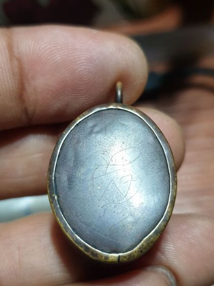 เบี้ยแก้หุ้มทองเหลืองเก่า มีรอยจารมือเก่า เบี้ยเก่าจนแตกลายงา  รูปที่ 9