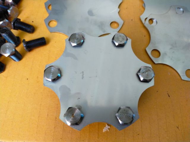 แผ่นปิดฝาจารบีอีซูซุ ใน1ชุด(คือคู่หน้า)มี น๊อต12ตัว และแผ่นปิดฝาจารบี 2ฝา ทำจากแผ่นสแตนเลสหนา1มิล รูปที่ 3