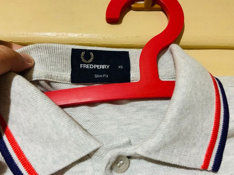 เสื้อโปโล FRED PERRY แท้ 💯 size SX ขนาด อก 18 ยาว 26 นิ้ว สภาพใหม่มาก สีเทาทรงสาว เนื้อผ้าดีมาก หายากน่าสะสมครับ รูปที่ 3