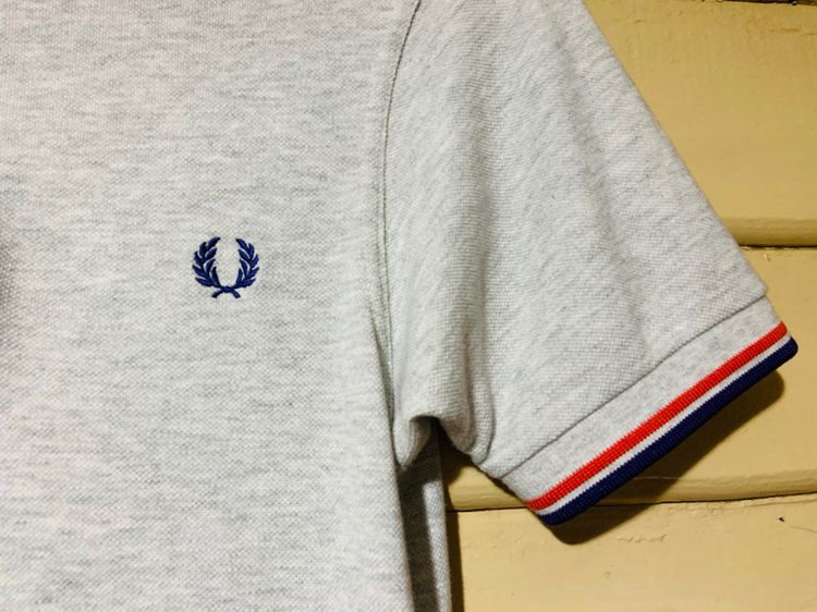 เสื้อโปโล FRED PERRY แท้ 💯 size SX ขนาด อก 18 ยาว 26 นิ้ว สภาพใหม่มาก สีเทาทรงสวย เนื้อผ้าดีมาก หายากน่าสะสมครับ รูปที่ 2