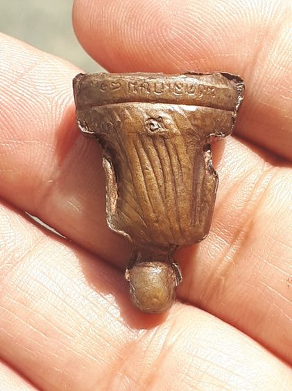 พระปั๊มรูปเหมือน รุ่นแรก มงคลเกษม 81 ปี 2535 หลวงพ่อเกษม เขมโก วัดสุสานไตรลักษณ์ จังหวัดลำปาง ขนาดกว้าง 1.9 ซ.ม สูง 2.8 ซม เนื้อนวโลหะ ตอก รูปที่ 7