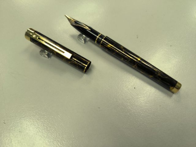 ปากกาหมึกซึม Sheaffer targa 1044 หัว 14 k Size  F ด้ามลายทอง รูปที่ 4