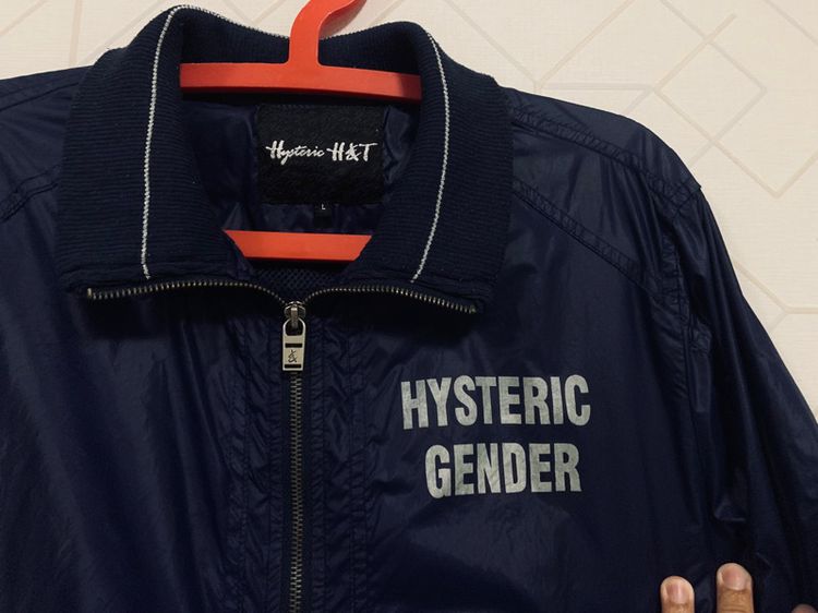 เสื้อแจ็คเก็ตแขนยาว แท้ 💯HYSTERIC size L ขนาด อก 21.5 ยาว 26.5 สภาพดีมาก ผ้าร่มบางมีซัปใน สกีนเต็มด้านหลังสีกรมเข้มดีเทลสวยหายาก รูปที่ 4