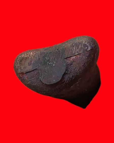 ปิดตาลอยองค์หลังยันต์ (คล้ายยันต์หลวงพ่อเอีย) เนื้อโลหะ สูงประมาณ 1.4 ซ.ม. พระบ้านเก่าเก็บไม่ทราบที่ รูปที่ 4