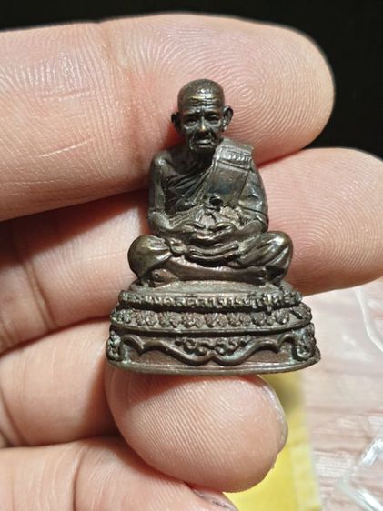 รูปหล่อหลวงปู่คร่ำวัดวังหว้าจังหวัดระยอง สภาพสวยรับประกันพระแท้ตั้งหน้ารถก็สวย รูปที่ 9