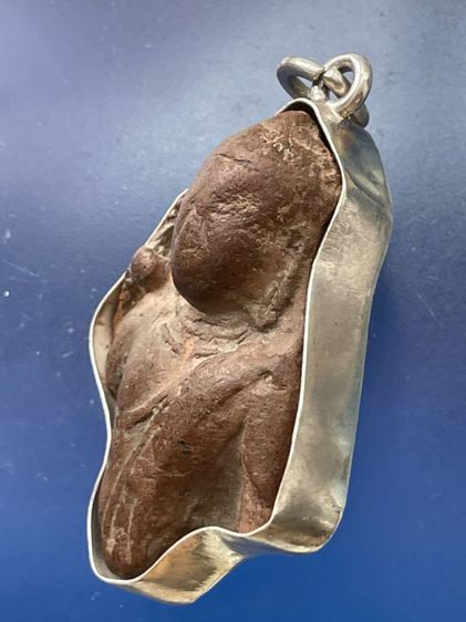 🙏ล.พ.จุก ลพบุรีเนื้อดินบิ่นหักเดิมจากกรุ เลี่ยมเงินสวยงาม🙏 รูปที่ 4