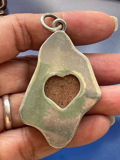 🙏ล.พ.จุก ลพบุรีเนื้อดินบิ่นหักเดิมจากกรุ เลี่ยมเงินสวยงาม🙏 รูปที่ 6