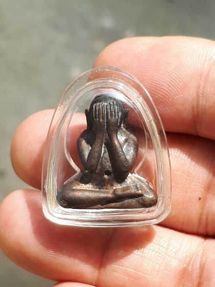 พระปิดตา ตอกโค็ด พิมพ์ลอยองค์ เนื้อโลหะ สวยงาม คมชัด ผิวพรุน สีจืดแล้ว ไม่เงา สภาพสวย เก่า เดิมๆ แท้ เลี่ยมเดิม ไม่รู้ที่ พุทธคุณสุดยอดทางเม รูปที่ 2