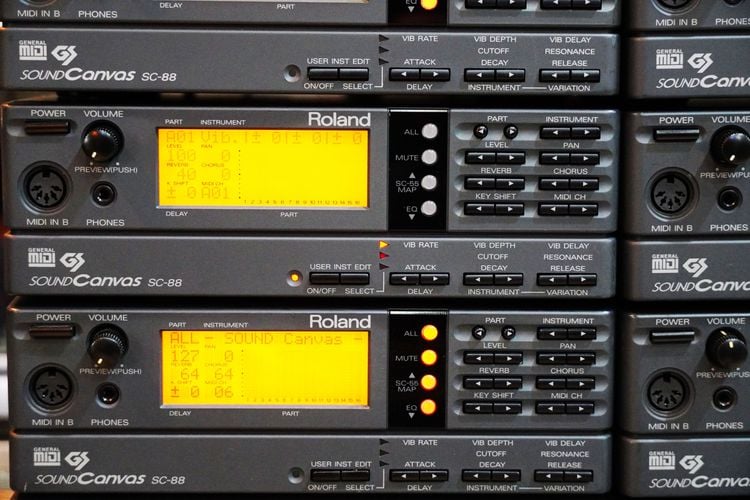 Roland SC-88 (JAPAN) ตัวรองจากSC-88Pro ในราคาเบากว่า เสียงดีเหมือนกัน ใช้DACของBurnBrownเยอรมัน เหมือนSC-88Pro  มีจอ ปรับค่าลตัดกลองถาวรได้  รูปที่ 4