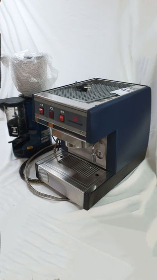 อุปกรณ์บาร์น้ำ ลดราคาขายถูกๆ เครื่องชงกาแฟ พร้อมเครื่งบดกาแฟ  nuova simonelli ผลิตจากประเทศอิตาลี ขายคู่ราคาถูกๆ จร้าาาา 