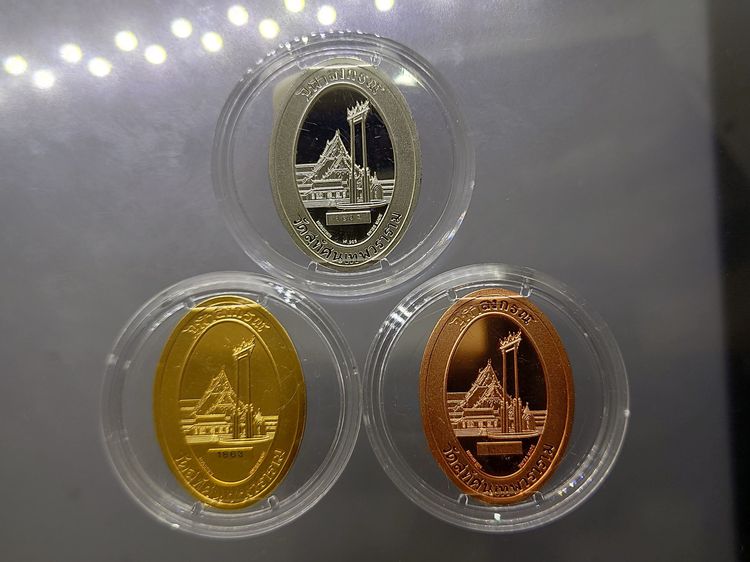 เหรียญรัชกาลที่5 (ชุด 3 เหรียญ เนื้อเงิน กาหลัยทอง ทองแดง ขัดเงา) ฮูกานิน สวิสๆ รุ่นแรก หลังเสาชิงช้า วัดสุทัศน์ๆ 2538 โคท 01863 พร้อมใบเซอร รูปที่ 4