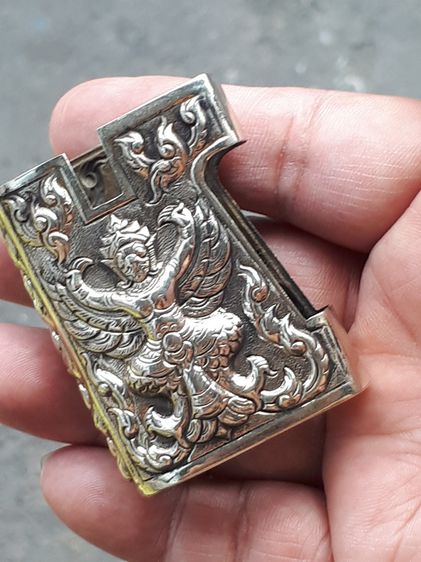 ปลอกไฟแช็ค ลายพญาครุฑ และ ช้างสามเศรียร เนื้อเงิน งาน Hand Made ลายโบราณ ศิลปะอย่างสวย สมบูรณ์ น่าสะสม ปลอกสวมไฟแช็ค งานแฮนเมด เงินแท้ หนัก  รูปที่ 8