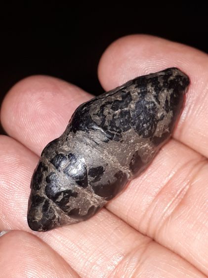 คตดักแด้ หรือ ดักแด้หิน ขนาดประมาณ 3 ซม. สีดำ เนื้อแห้ง มัน มีลายเป็นธรรมชาติ เก่ามากเป็นรูปตัวดักแด้ สภาพสวยมาก หายาก แท้รับประกัน คตดักแด้