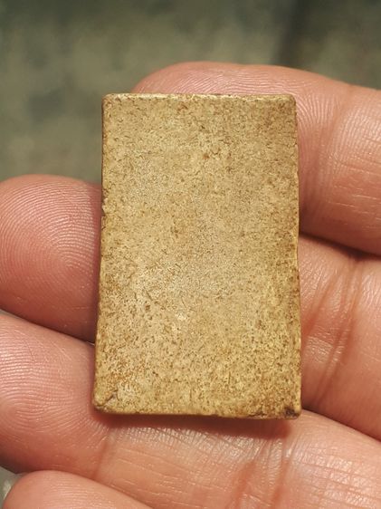 พระสมเด็จ พิมพ์ใหญ่ หลังอย่างสวย เนื้อผง มีมวลสารเป็นก้อนๆที่ตรงหน้าอก และที่ฐาน เนื้อเหี่ยวย่น ขอบไม่คมมือ ผิวเดิม สวยงาม คมชัด สภาพสวยเก่า รูปที่ 2