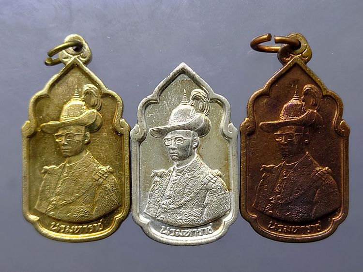 เหรียญนวมหาราช (ชุด 3 เหรียญ) เนื้อเงิน ทองเหลือง ทองแดง ปี 2530 หายาก พร้อมกล่องเดิม สภาสังคมสงเคราะห์ๆ รูปที่ 3
