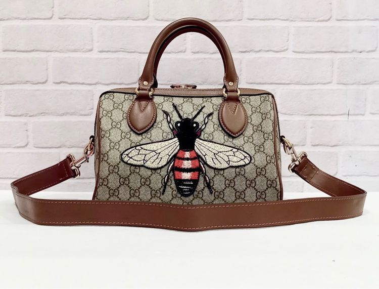 อื่นๆ หนังแท้ หญิง น้ำตาล กระเป๋าสะพายข้าง Gucci crossbody bag  ทรงหมอน ปักลายผึ้ง หนังแคนวาส ปั้มลาย GG สภาพสวย 