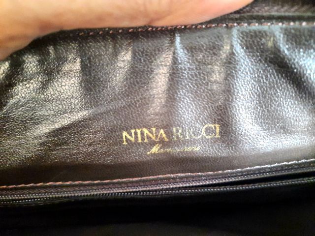 ขอขายกระเป๋าหน้งแท้แบบหิ้วของยี่ห้อ Nina Ricci คู่กับกระเป๋าใส่เหริยญของ Nina Ricci ทั้งคู่แท้ขนาดกระเป๋า ความกว้าง 29ซม.ขนาดความสูง 22ซม. รูปที่ 10