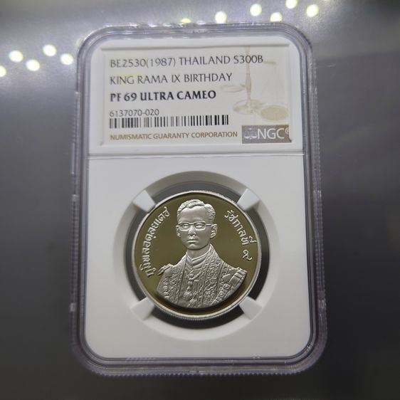 เหรียญเงินขัดเงา 300 บาท ที่ระลึก 60 พรรษา รัชกาลที่ 9 เหรียญเกรดดิ้ง PF 69 ULTRA CAMEO NGC ปี2530 รูปที่ 1