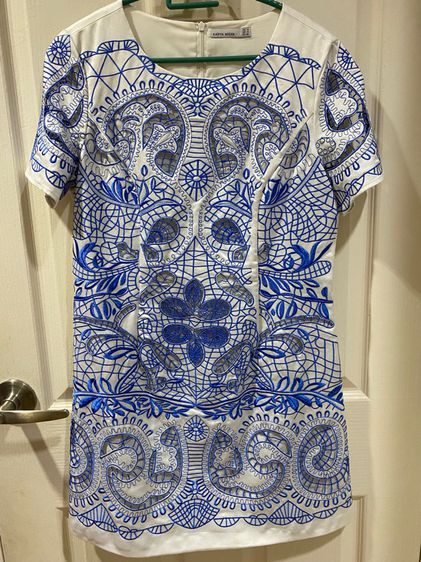 Dress ขาวฉลุน้ำเงิน Karyn Miran รูปที่ 2