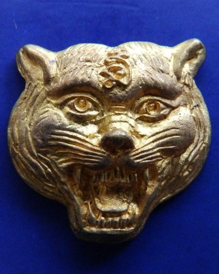 หน้ากากเสือหล่อโบราณ หลวงปู่คำบุ วัดกุดชมภู ตอกโค้ด+เลข พร้อมกล่องเดิม รูปที่ 4