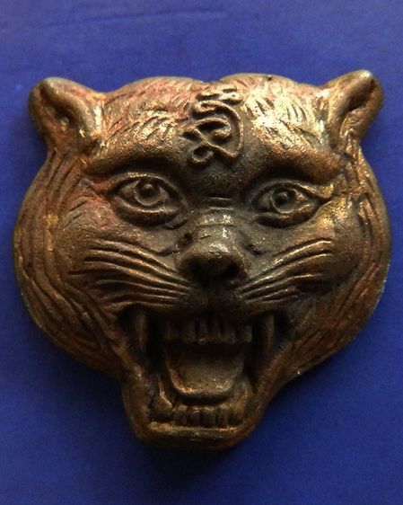 หน้ากากเสือหล่อโบราณ หลวงปู่คำบุ วัดกุดชมภู ตอกโค้ด+เลข พร้อมกล่องเดิม รูปที่ 30