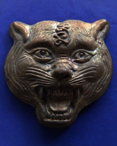 หน้ากากเสือหล่อโบราณ หลวงปู่คำบุ วัดกุดชมภู ตอกโค้ด+เลข พร้อมกล่องเดิม รูปที่ 22