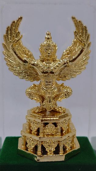 องค์พญาครุฑ รุ่นเจริญพร พระอาจารย์ วราห์ วัดโพธิ์ทอง เนื้อโลหะชุบทอง ขนาดสูงรวมฐาน 4.5 นิ้ว ปี2565 รูปที่ 2