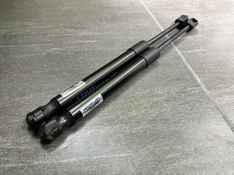 ชุดแต่ง Cap บังแดดหลัง BMW F10 สีดำ โช๊คฝาโปรงหน้า F10 รูปที่ 11