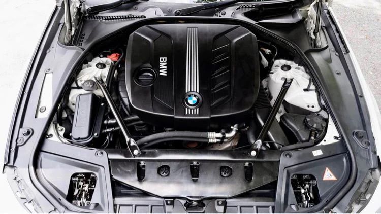 ชุดแต่ง Cap บังแดดหลัง BMW F10 สีดำ โช๊คฝาโปรงหน้า F10 รูปที่ 13