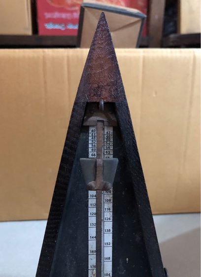 เครื่องเคาะจังหวะ หรือ เมโทรนอม แบบกลไก (Mechanical Metronome) กรอบไม้เก่า น่าสะสม รูปที่ 2