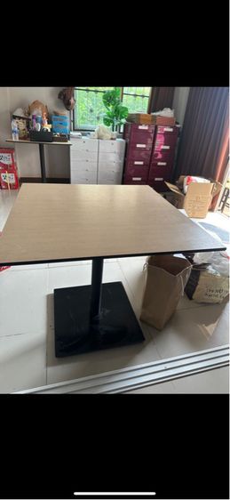 โต๊ะขาเหล็ก 
