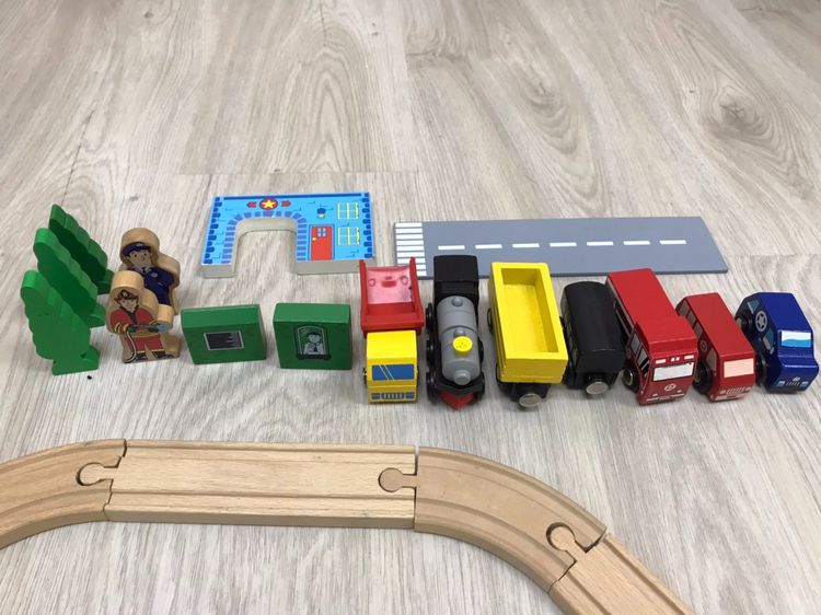 รถไฟรางไม้ Imaginarium express (wooden rescue train set) สภาพดี ขอส่งต่อ  รูปที่ 3